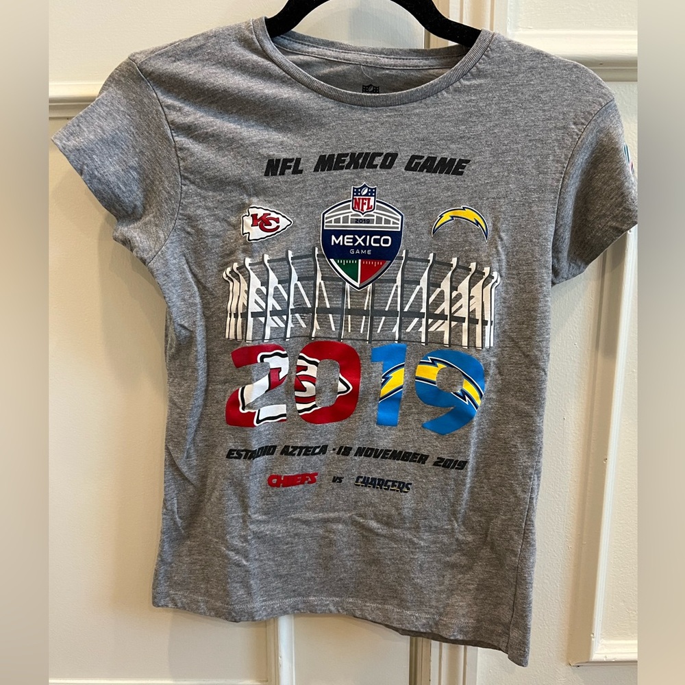 NFL México game 2019 t-shirt KC Chiefs and LA Chargers. Grey with team logos.